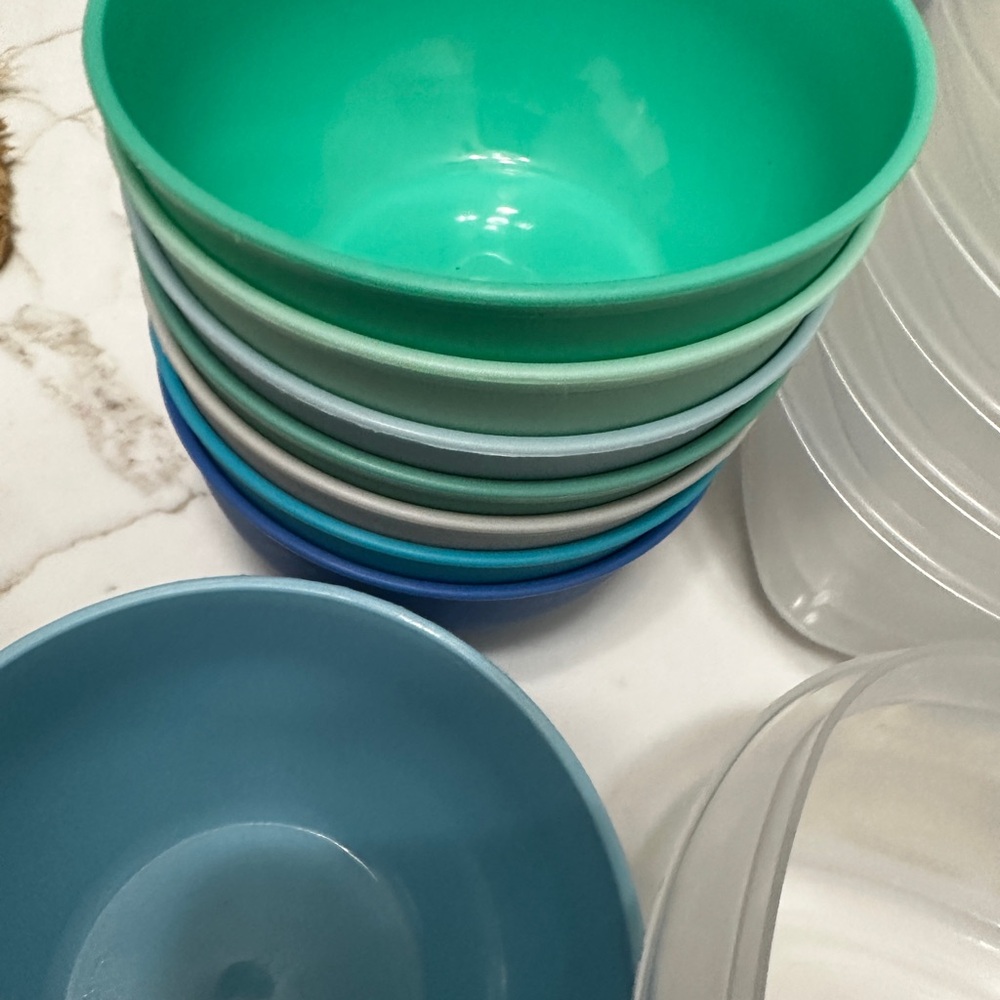 18 pieces. New 8 Plastic Snack bowls and 10 Rubbermaid storage containers. - Picture 5 of 7
